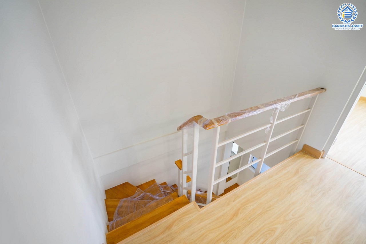 บ้านมือสองตกแต่งใหม่ แบรนด์ Q.House ม.เดอะทรัสต์ทาวน์ ราชพฤกษ์-รัตนาธิเบศร์ ทาวน์เฮ้าส์หลังใหญ่ เนื้อที่ 19.8 ตร.ว. มาพร้อมฟังก์ชั่น 3 ห้องนอน 2 ห้องน้ำ จอดรถได้ถึง 2 คัน บนทำเลติดถ.ราชพฤกษ์ เดินทางสู่ใจกลางเมืองได้อย่างรวดเร็ว ใกล้รถไฟฟ้า"สถานีบางรักน้อยท่าอิฐ"...